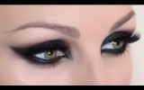 Per essere alla moda il trucco è “Cat eye”