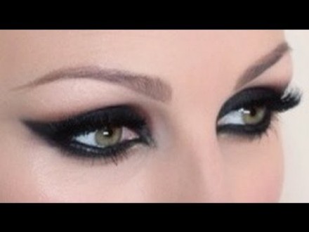 Per essere alla moda il trucco è “Cat eye”