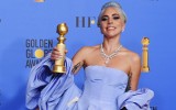 Lady Gaga incantevole ai Golden Globe: il suo abito ricorda Judy Garland