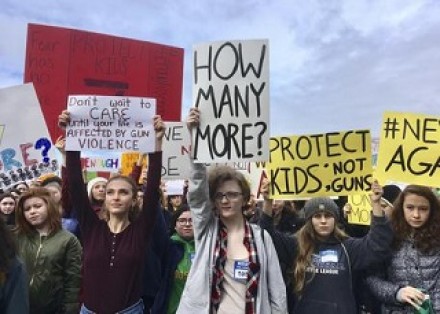 Marcia degli studenti in U.S.A. contro l'uso delle armi - Anche le attrici Julianne Moore e Susan Sarandon tra i manifestanti