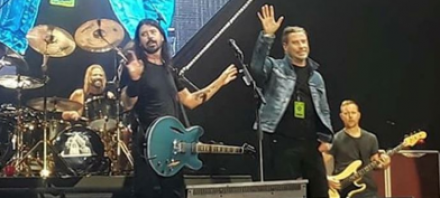  I Foo Fighters a New York fanno salire John Travolta sul palco -  danzano e suonano  il tema di 