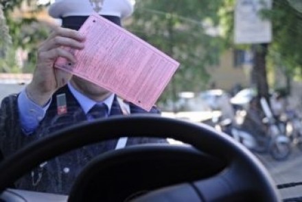 SE LA MULTA ARRIVA IN RITARDO - NESSUNA DECURTAZIONE DEI PUNTI SULLA PATENTE - COSI' HA DECISO LA CASSAZIONE