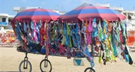 Multe salate per chi acquista in spiaggia dai venditori ambulanti 