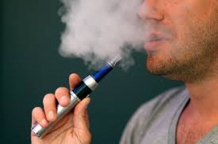 E-cig stop alla pubblicità e tutela dei non fumatori