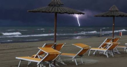 Bambino di 12 anni morto folgorato in spiaggia durante una “Flash storm”