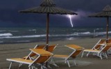 Bambino di 12 anni morto folgorato in spiaggia durante una “Flash storm”