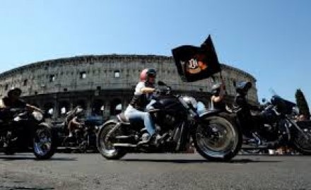 Roma travolta da un fiume di Harley-Davidson: anche il Papa subisce il fascino dei bikers