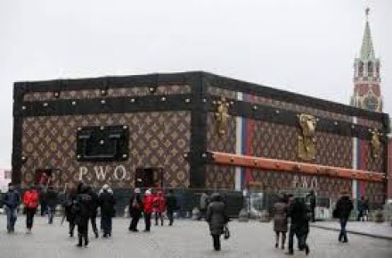 Enorme baule Louis Vuitton è spuntato sulla Piazza Rossa