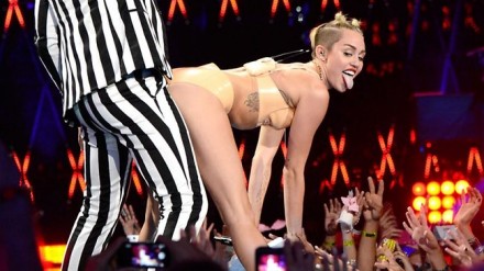 Miley Cyrus: continua il contrasto nel web