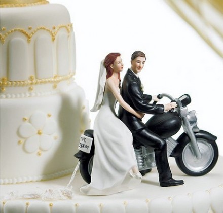 Scomparso il cake topper del matrimonio di Belen, ricompare oggi ad un’asta 